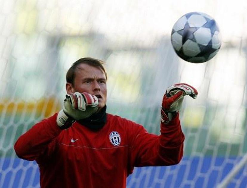 Juventus' Swiss goalkeeper Alex Manninger attends the team training session on the eve of the Champions League football match between Juventus and Chelsea at Olympic Stadium in Turin on March 9, 2009. AFP PHOTO / Adrian Dennis