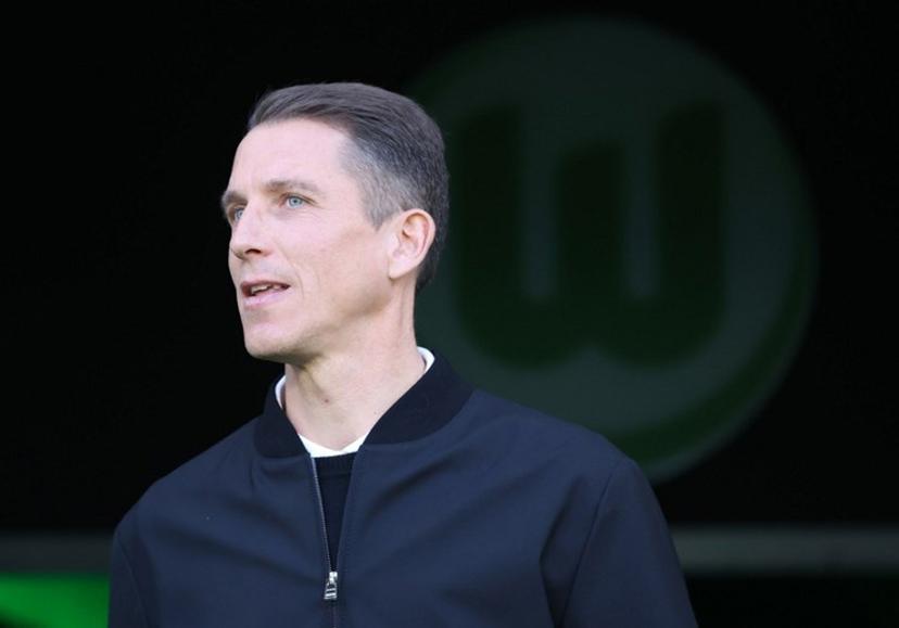 Wolfsburg's head coach Daniel Bauer looks on ahead the German first division Bundesliga football match between VfL Wolfsburg and Bayer Leverkusen in Wolfsburg on November 22, 2025.  Ronny HARTMANN / AFP