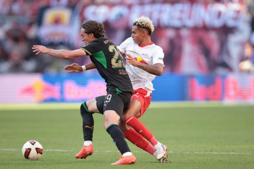 Moenchengladbach's US defender #29 Joe Scally and Leipzig's Norwegian forward #07 Antonio Nusa vie for the ball during the German first division Bundesliga football match between RB Leipzig and Borussia Moenchengladbach in Leipzig, eastern Germany, on August 29, 2026.  Ronny HARTMANN / AFP