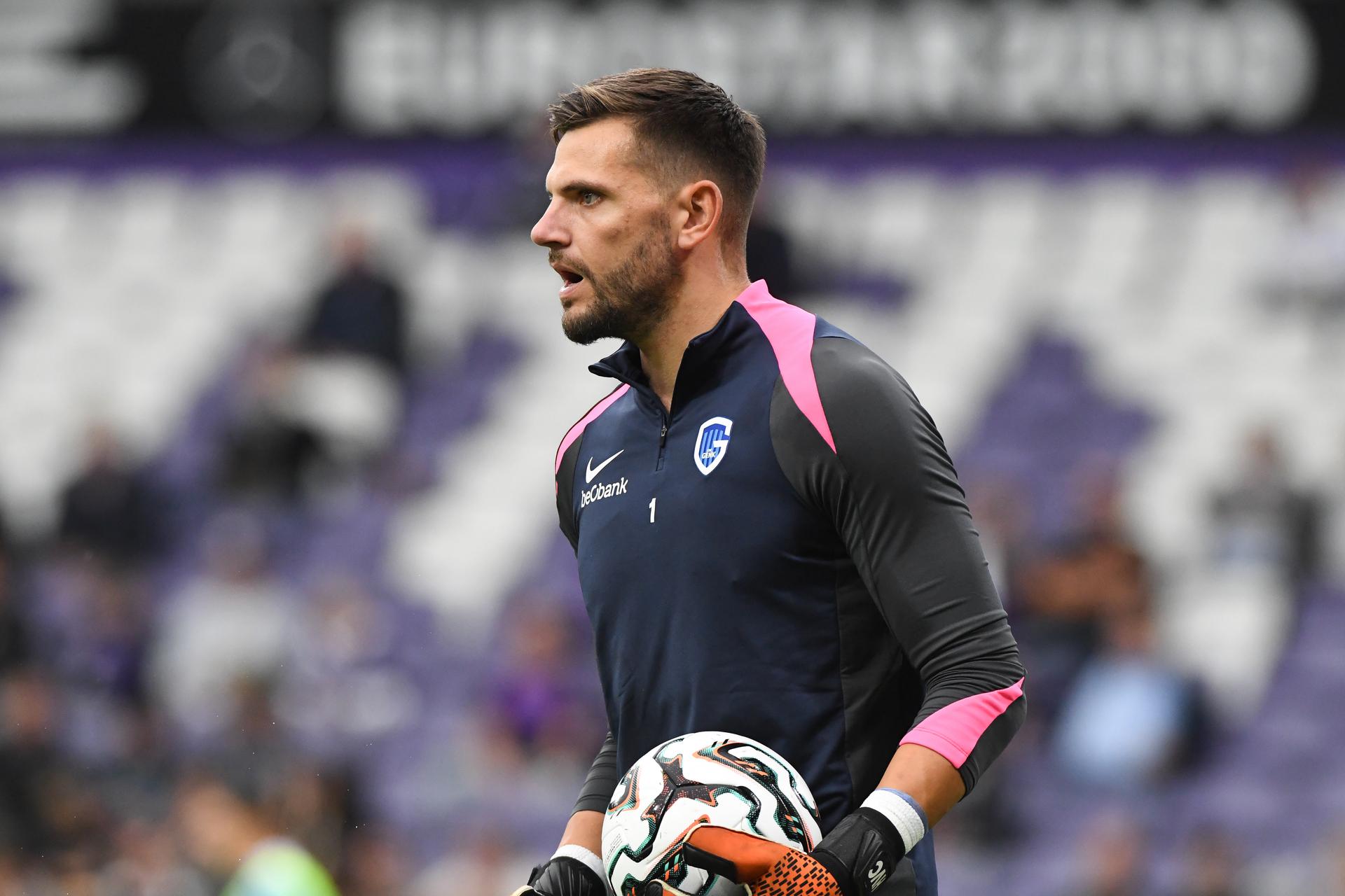 Genk's goalkeeper Hendrik Van Crombrugge pictured before a soccer match between RSC Anderlecht and KRC Genk, Sunday 14 September 2025 in Anderlecht, on day 7 of the 2025-2026 'Jupiler Pro League' first division of the Belgian championship. BELGA PHOTO JILL DELSAUX