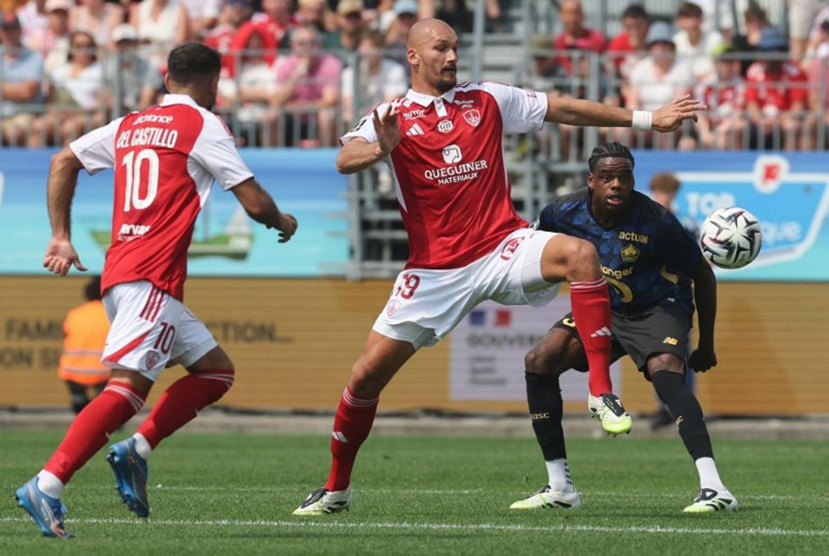 Brest's French forward #10 Romain Del Castillo and Brest's French forward #19 Ludovic Ajorque  fight for the ball with Lille's Belgian defender #03 Nathan Ngoy during the French L1 football match between Stade Brestois 29 (Brest) and Lille (Losc) at Stade Francis-Le Ble in Brest, western France on August 17, 2025.  Fred TANNEAU / AFP