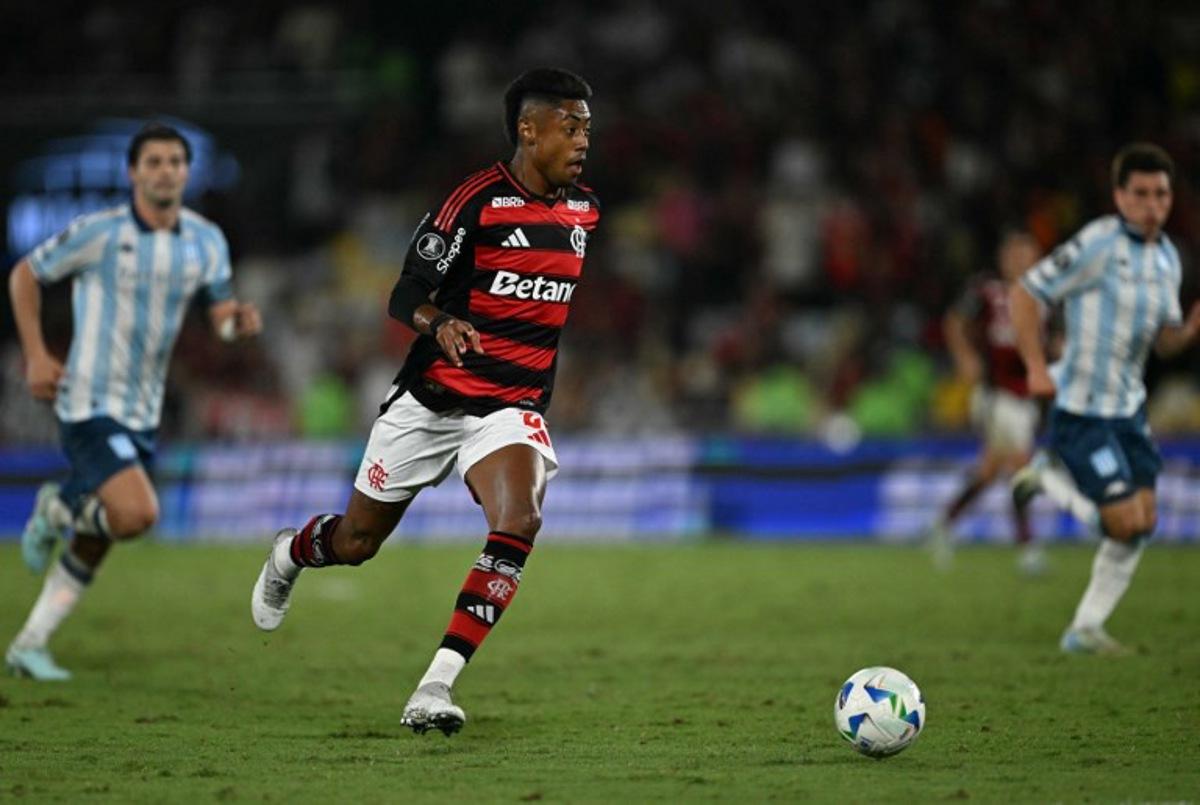 Flamengo's forward #27 Bruno Henrique controls the ball during the Copa Libertadores semifinal first leg football match between Brazil's Flamengo and Argentina's Racing at the Maracana stadium in Rio de Janeiro, Brazil on October 22, 2025.  Mauro PIMENTEL / AFP