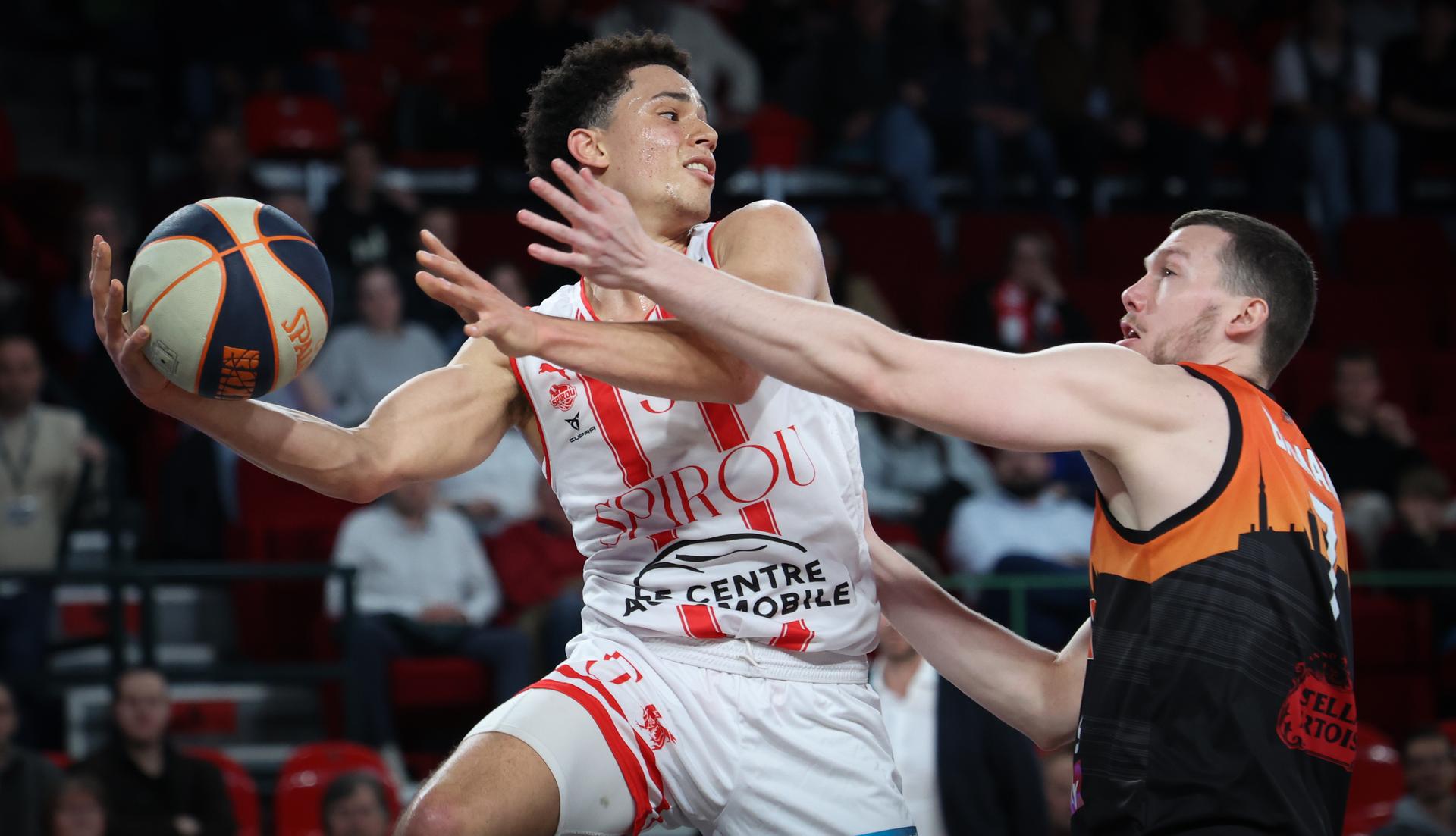 Spirou's Adedayo Polet and Leuven's Noah Bauman fight for the ball during a basketball match between Spirou Charleroi and Leuven Bears, Thursday 17 April 2025 in Charleroi, on day 33 of the 'BNXT League' Belgian and Dutch first division basket championships. BELGA PHOTO VIRGINIE LEFOUR
