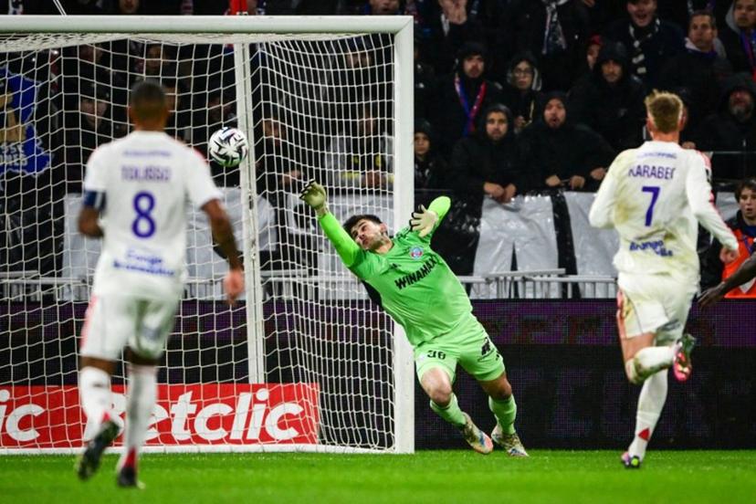 Strasbourg's Belgium goalkeeper #39 Mike Penders (C) stretches to save the ball during the French L1 football match between Olympique Lyonnais (OL) and RC Strasbourg Alsace at the Parc Olympique Lyonnais stadium in Decines-Charpieu, central-eastern France, on October 26, 2025.  OLIVIER CHASSIGNOLE / AFP