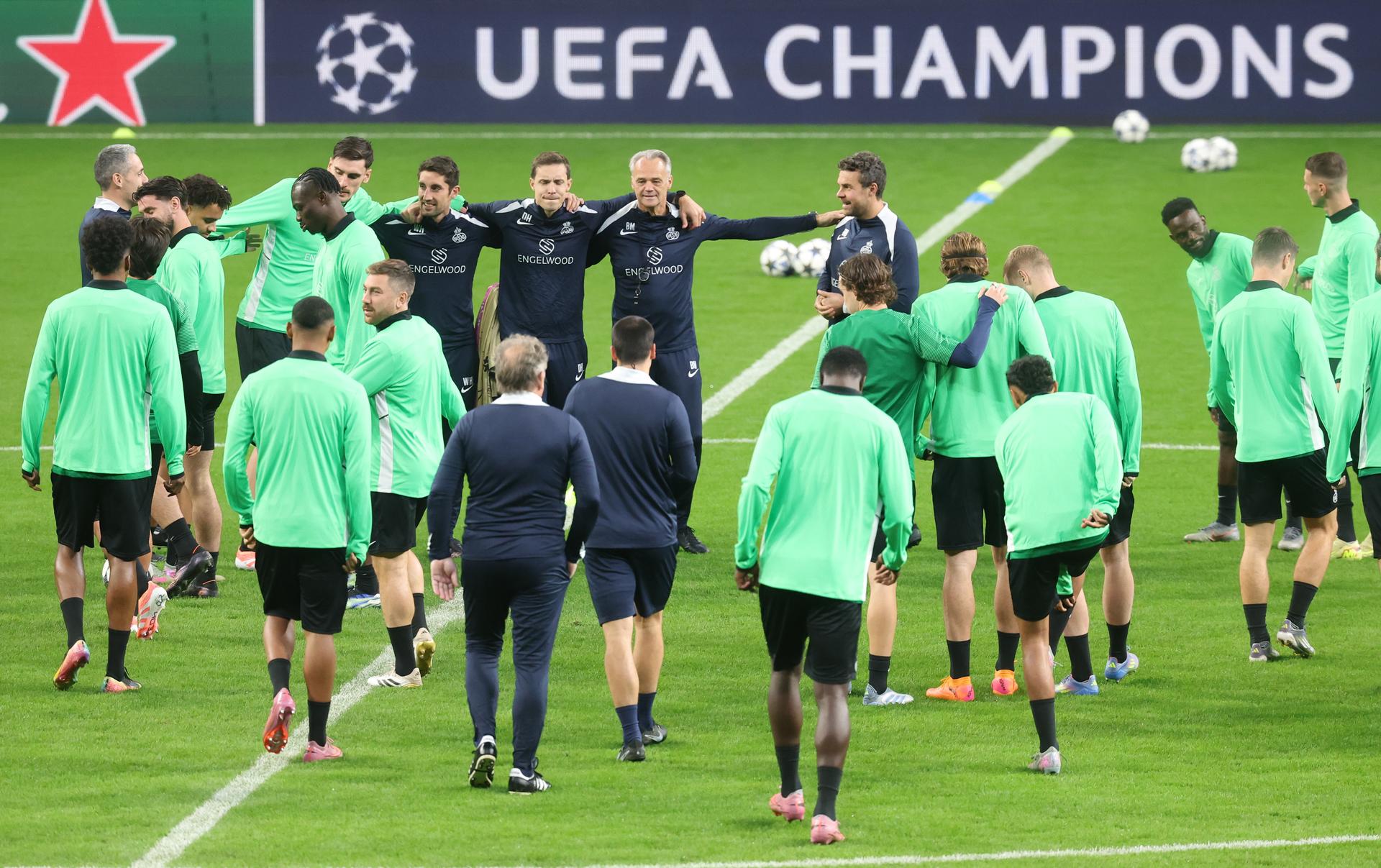 Union's head coach David Hubert talks to his players during a training session of Belgian soccer team Royale Union Saint-Gilloise in Madrid, Spain, on Monday 03 November 2025. The team prepares for tomorrow's match against Spanish Club Atletico Madrid, on the day 4 of the League phase of the UEFA Champions League tournament. BELGA PHOTO VIRGINIE LEFOUR
