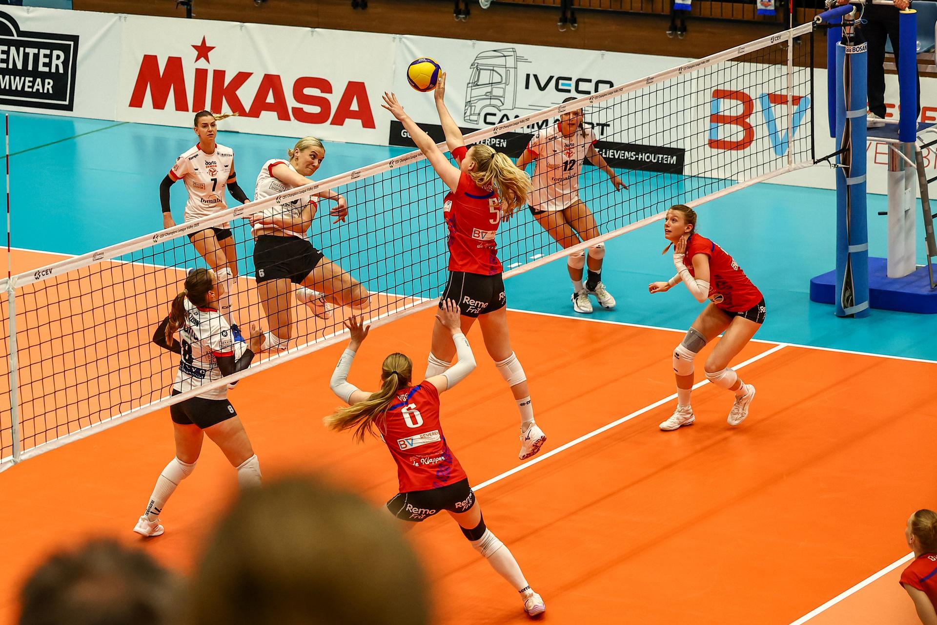Roeselare's Lynn Blenckers and Asterix's Demi Korevaar pictured in action during the match between Asterix AVO Beveren and Darta Bevo Roeselare, a Play-off Final (belle, best-of-3) game in the Lotto Volley League women, Thursday 01 May 2025 in Beveren. BELGA PHOTO DAVID PINTENS