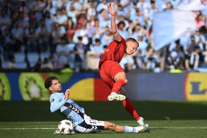 Celta Vigo's Spanish defender #17 Javi Rueda (L) tackles Freiburg's Austrian defender #03 Philipp Lienhart during the UEFA Europa League quarter final second leg football match between RC Celta de Vigo and SC Freiburg at Balaidos Stadium in Vigo on April 16, 2026.  Miguel RIOPA / AFP
