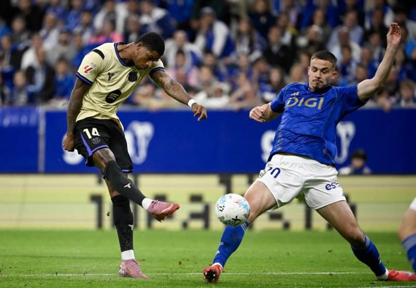 Barcelona's English forward #14 Marcus Rashford (L) shoots past Real Oviedo's Belgian midfielder #20 Leander Dendoncker during the Spanish league football match between Real Oviedo and FC Barcelona at the Carlos Tartiere stadium in Oviedo on September 25, 2025.  Miguel RIOPA / AFP