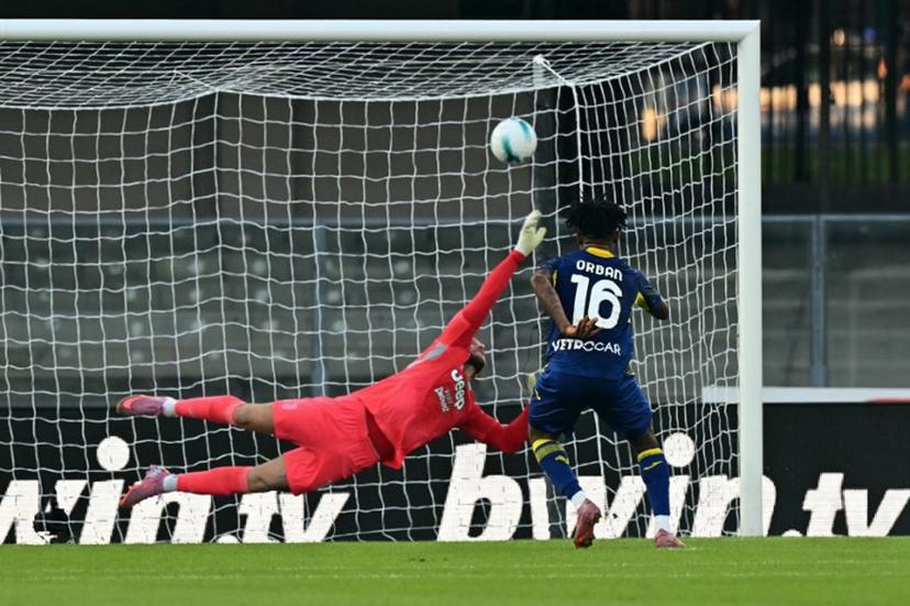 Hellas Verona's Nigerian forward #16 Gift Orban scores a penalty against Juventus' Italian goalkeeper #16 Michele Di Gregorio during the Italian Serie A football match between Hellas Verona and Juventus at the  Marcantonio Bentegodi stadium in Verona, on September 20, 2025.  Stefano RELLANDINI / AFP