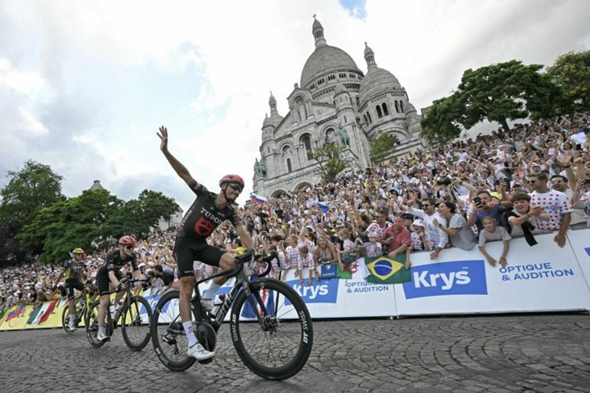 Tudor Pro Cycling Team's French rider Julian Alaphilippe cycles past the Sacre Coeur basilica during the 21st stage of the 113th edition of the Tour de France cycling race, 88,7 km starting and finishing in Paris, on July 26, 2026.  Loic VENANCE / AFP