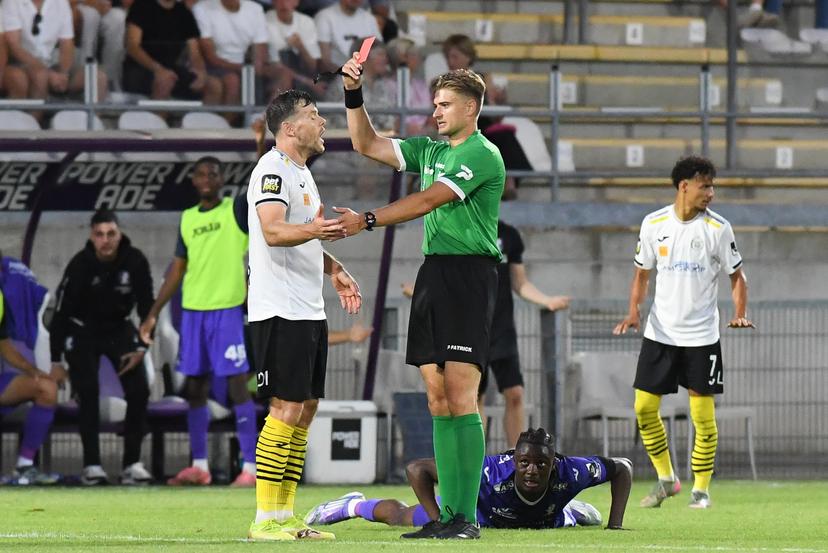 Lokeren's Tom Boere receives a red card from the referee during a soccer game between Patro Eisden and KSC Lokeren-Temse, Saturday 09 August 2025 in Maasmechelen, on day 1 of the 2025-2026 'Challenger Pro League' 1B second division of the Belgian championship. BELGA PHOTO JILL DELSAUX