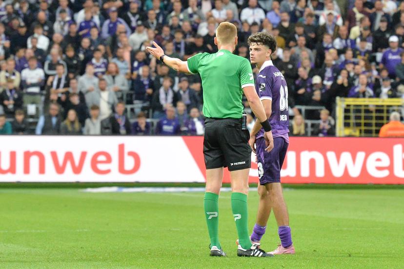 Anderlecht's Tristan Degreef leaves the field after receiving a red card during a soccer match between RSC Anderlecht and KRC Genk, Sunday 14 September 2025 in Anderlecht, on day 7 of the 2025-2026 'Jupiler Pro League' first division of the Belgian championship. BELGA PHOTO JILL DELSAUX