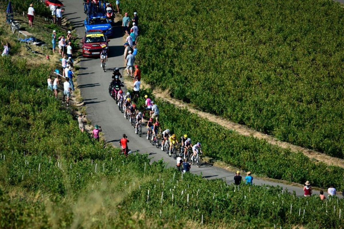 Movistar Team's Swiss rider and yello jersey Marlen Reusser (C) and the break away compete during the 5th (out of 9) stage of the fifth edition of the Women's Tour de France cycling race, 140 km from Macon to Belleville-en-Beaujolais, in Belleville-en-Beaujolais, central France on August 5, 2026.  NICOLAS TUCAT / AFP