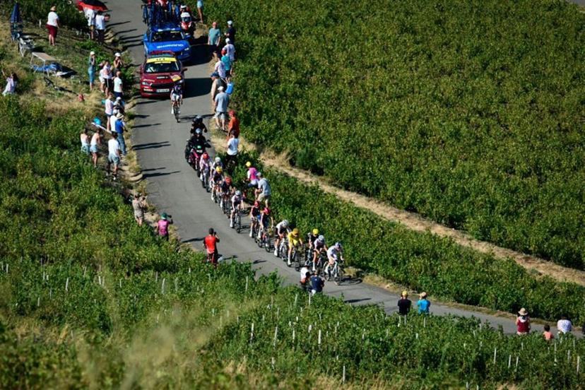 Movistar Team's Swiss rider and yello jersey Marlen Reusser (C) and the break away compete during the 5th (out of 9) stage of the fifth edition of the Women's Tour de France cycling race, 140 km from Macon to Belleville-en-Beaujolais, in Belleville-en-Beaujolais, central France on August 5, 2026.  NICOLAS TUCAT / AFP