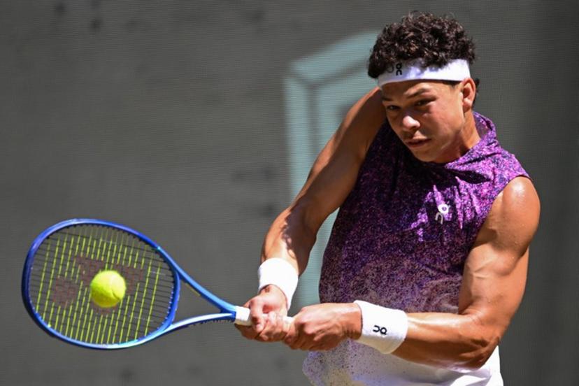 USA's Ben Shelton returns the ball to USA's Taylor Fritz during their men's singles quarter-final match of the Halle Open ATP tennis tournament in Halle, western Germany, on June 19, 2026.  CARMEN JASPERSEN / AFP