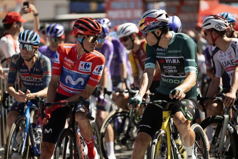 Overall leader Team Movistar's Spanish rider Enric Mas (L) speaks with points leader Team Visma-Lease a bike's Belgian rider Wout van Aert before the start of the 20th stage of the Vuelta a Espana 2026 cycling tour, a 186,8 km race between La Calahorra and Collado del Alguacil, on September 12, 2026.   JORGE GUERRERO / AFP