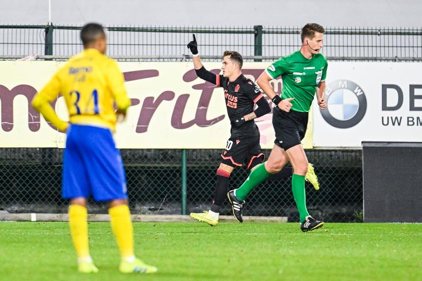 Standard's Dennis Ayensa celebrates after scoring during a soccer game between SK Beveren (1B) and Standard de Liege, in the 1/16th final of the Croky Cup Belgian cup, Tuesday 28 October 2025 in Beveren-Kruibeke-Zwijndrecht. BELGA PHOTO TOM GOYVAERTS