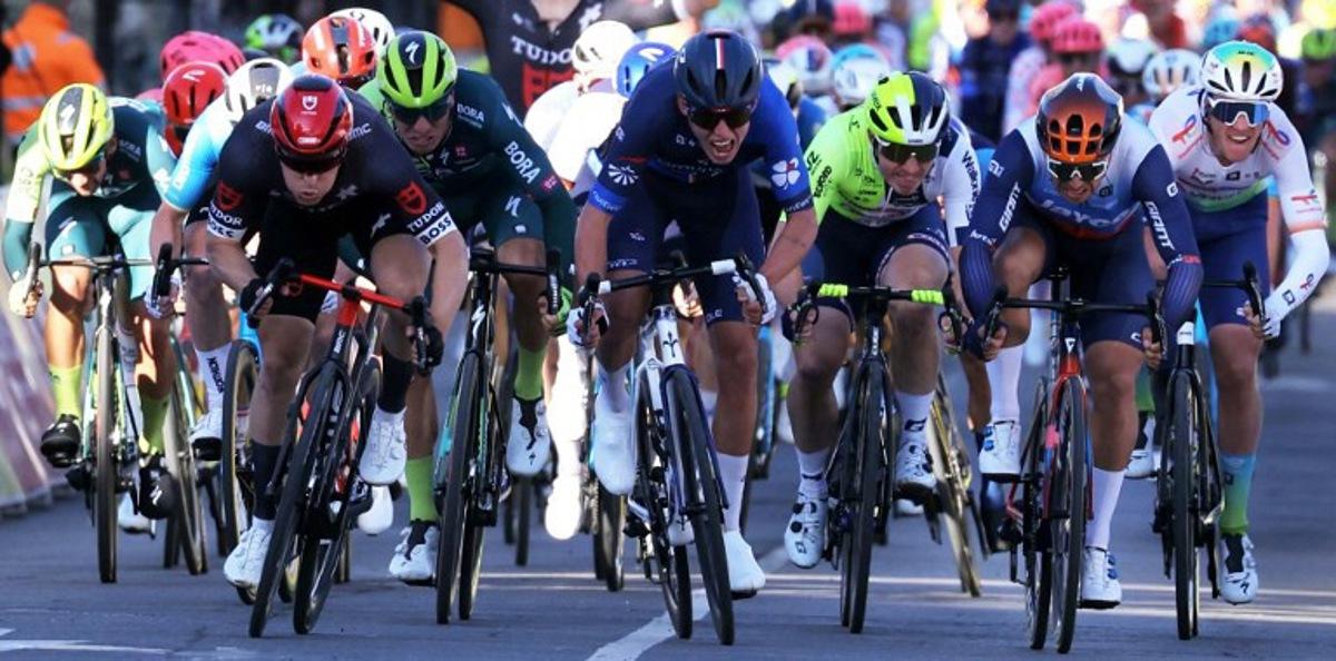 Tudor Pro Cycling Team's Dutch cyclist Arvid De Kleijn (L) sprints ahead of Groupama-FDJ New Zealand Cyclist Laurence Pithie (C) and Team Jayco Alula's Dutch cyclist Dylan Groenewegen (2nd R) to win the 2nd stage of the Paris-Nice cycling race, 179 km between Thoiry and Montargis, on March 4, 2024.  Thomas SAMSON / AFP