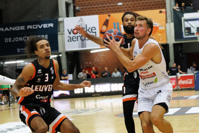Leuven's James Blackmon and Kortrijk's Bram Bogaerts fight for the ball during a basketball match between House of Talents Spurs Kortrijk and Leuven Bears, Friday 26 September 2025 in Kortrijk, on day 1 of the 'BNXT League' Belgian/ Dutch first division basket championship. BELGA PHOTO KURT DESPLENTER