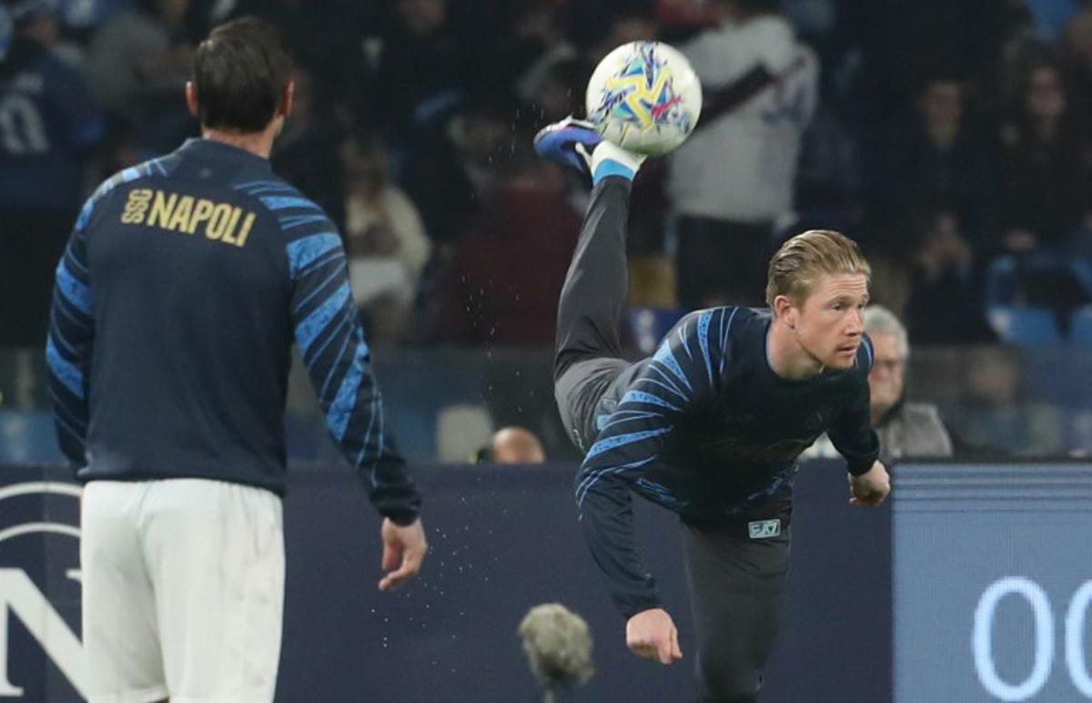 Napoli's Belgian midfielder #11 Kevin De Bruyne (R) controls the ball during the warm up ahead of the Italian Serie A football between match SSC Napoli and Torino FC at the Diego Armando Maradona Stadium in Napoli, on March 6, 2026.  CARLO HERMANN / AFP