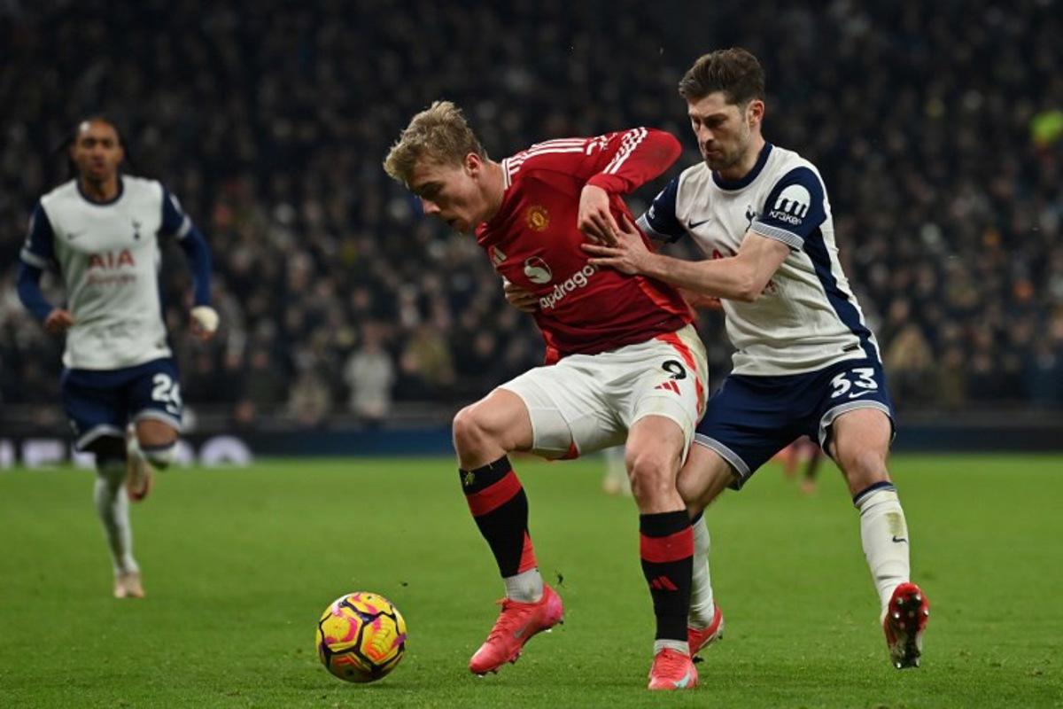 Manchester United's Danish striker #09 Rasmus Hojlund (C) vies with Tottenham Hotspur's Welsh defender #33 Ben Davies (R) during the English Premier League football match between Tottenham Hotspur and Manchester United at the Tottenham Hotspur Stadium in London, on February 16, 2025.  Glyn KIRK / AFP