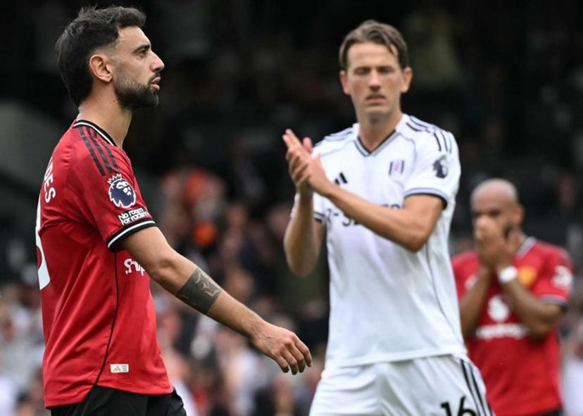 Manchester United's Portuguese midfielder #08 Bruno Fernandes reacts after failing to score from his penalty shot during the English Premier League football match between Fulham and Manchester United at Craven Cottage in London on August 24, 2025.  JUSTIN TALLIS / AFP