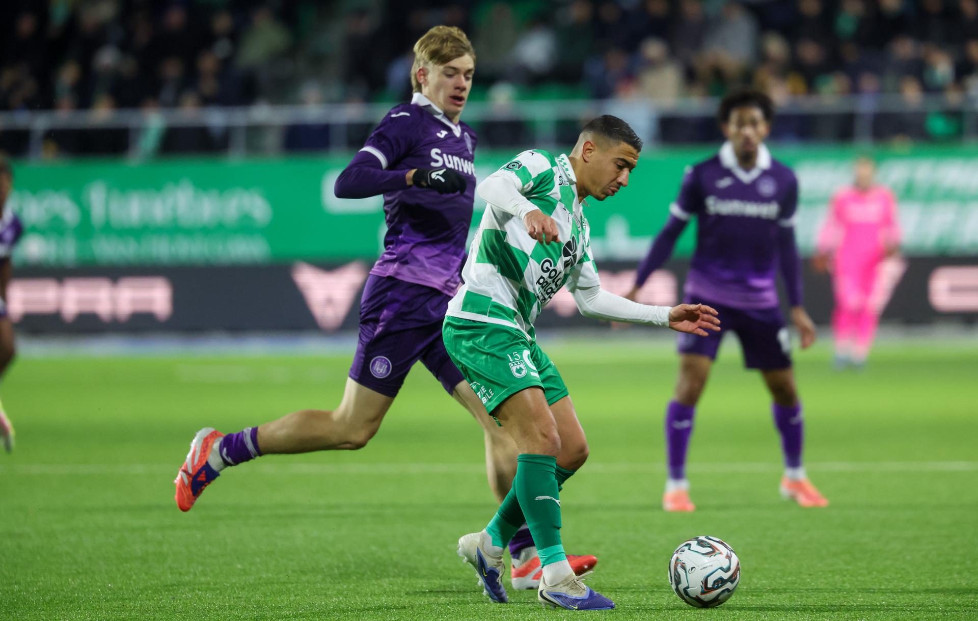 Anderlecht's Nathan De Cat and RAAL's Sami Lahssaini fight for the ball during a soccer match between RAAL La Louviere and RSC Anderlecht, Sunday 23 November 2025 in La Louviere, on day 15 of the 2025-2026 'Jupiler Pro League' first division of the Belgian championship. BELGA PHOTO VIRGINIE LEFOUR