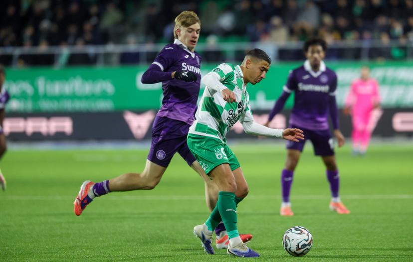 Anderlecht's Nathan De Cat and RAAL's Sami Lahssaini fight for the ball during a soccer match between RAAL La Louviere and RSC Anderlecht, Sunday 23 November 2025 in La Louviere, on day 15 of the 2025-2026 'Jupiler Pro League' first division of the Belgian championship. BELGA PHOTO VIRGINIE LEFOUR