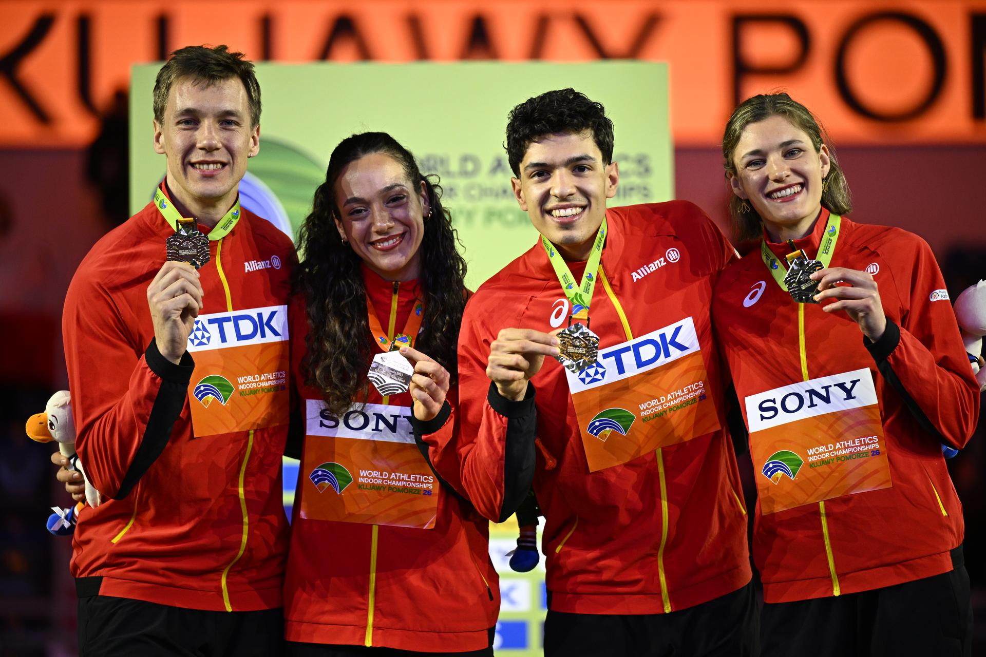 Gold medallist the Belgian Waffles with Julien Watrin, Ilana Hanssens, Jonathan Sacoor and Helena Ponette pictured during the medal ceremony of the 4x400m mixed relay race, on the second day of the World Athletics Indoor Championship in Torun, Poland on Saturday 21 March 2026. The championships take place from 20 to 22 March. BELGA PHOTO JASPER JACOBS