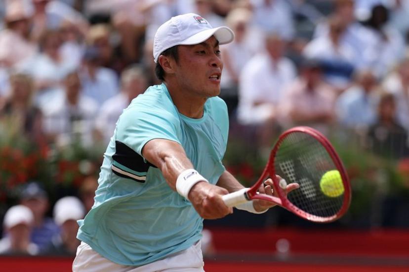 US player Brandon Nakashima returns to Argentina's Francisco Cerundolo during their men's singles semi-final tennis match on day six of the ATP HSBC Championships at Queen's Club in west London on June 20, 2026.  Adrian DENNIS / AFP