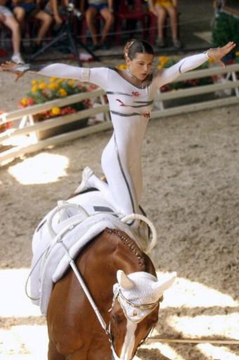 la voltigeuse allemande Nadia Zulow exécute une figure, le 10 août 2003 à Saumur, lors des Championnats d'Europe Open de voltige. Elle remporte sur Rubin's Universe les Individuelles Femmes du Championnat. AFP PHOTO FRANK PERRY.