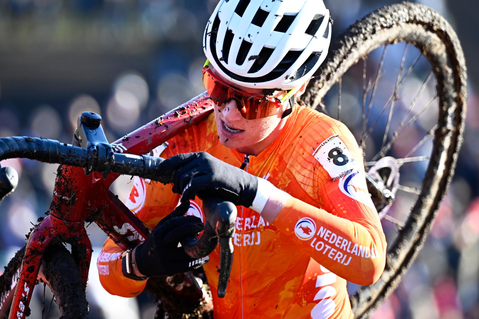 Dutch Annemarie Worst pictured in action during the women elite race, at the UCI Cyclocross World Championships, in Lievin, France, Saturday 01 February 2025. The world championships are taking place from 31 January until 02 February. BELGA PHOTO JASPER JACOBS