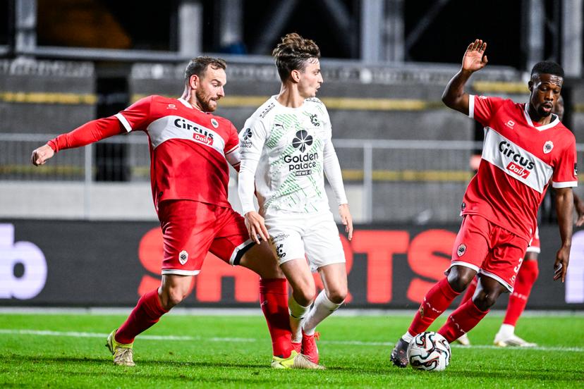 Antwerp's Vincent Janssen and Cercle's Pieter Gerkens pictured in action during a soccer match between Royal Antwerp FC and Cercle Brugge, Saturday 04 October 2025 in Antwerp, on day 10 of the 2025-2026 'Jupiler Pro League' first division of the Belgian championship. BELGA PHOTO TOM GOYVAERTS