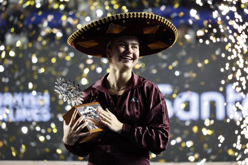 US Iva Jovic receives the trophy after winning the women's singles final match of the WTA Guadalajara Open tournament at the Panamerican Tennis Center in Zapopan, Mexico on September 19, 2026.  ULISES RUIZ / AFP