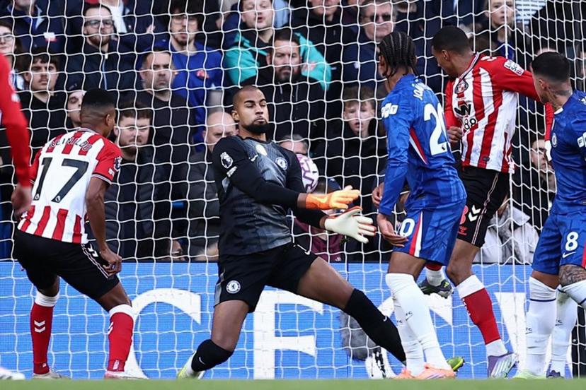 Sunderland's French striker #18 Wilson Isidor (2R) scores their first goal during the English Premier League football match between Chelsea and Sunderland at Stamford Bridge in London on October 25, 2025.  HENRY NICHOLLS / AFP