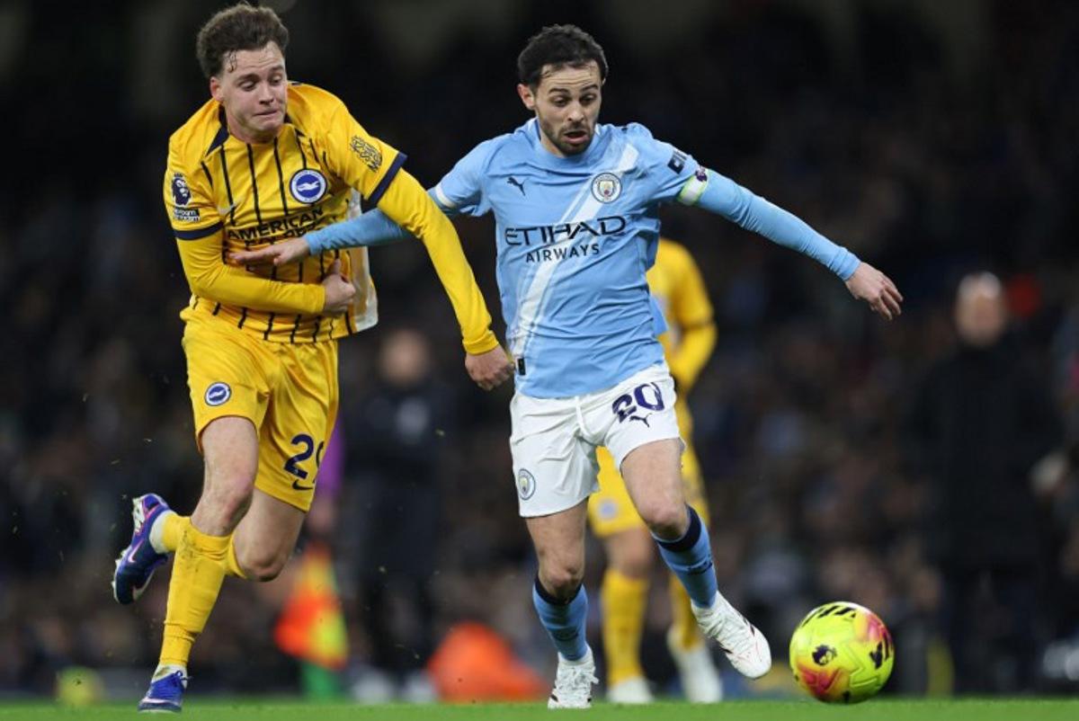 Manchester City's Portuguese midfielder #20 Bernardo Silva (R) takes on Brighton's Belgian defender #29 Maxim De Cuyper (L) during the English Premier League football match between Manchester City and Brighton and Hove Albion at the Etihad Stadium in Manchester, north west England, on January 7, 2026.  Darren Staples / AFP