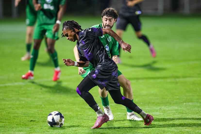 Beerschot's Oscar Vargas and Virton's Gabriel Lecaille fight for the ball during a soccer game between Royal Excelsior Virton (1st Amateur) and Beerschot VA, in Virton, Friday 05 September 2025, on Day 7 of the Croky Cup 2025-2026. BELGA PHOTO BRUNO FAHY