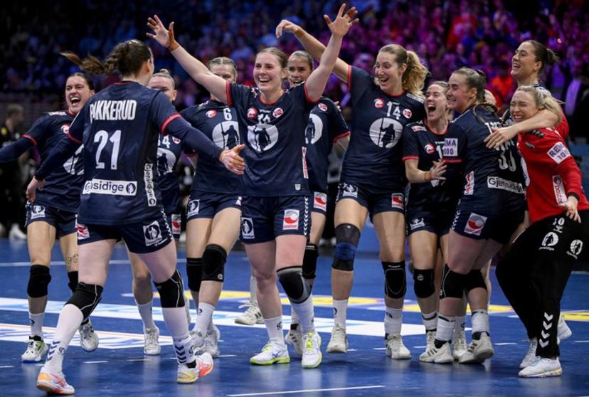 Norway's players celebrate after winning the IHF Women's Handball World Championship final match between Germany and Norway at the Rotterdam Ahoy Arena, in Rotterdam on December 14, 2025.  JOHN THYS / AFP