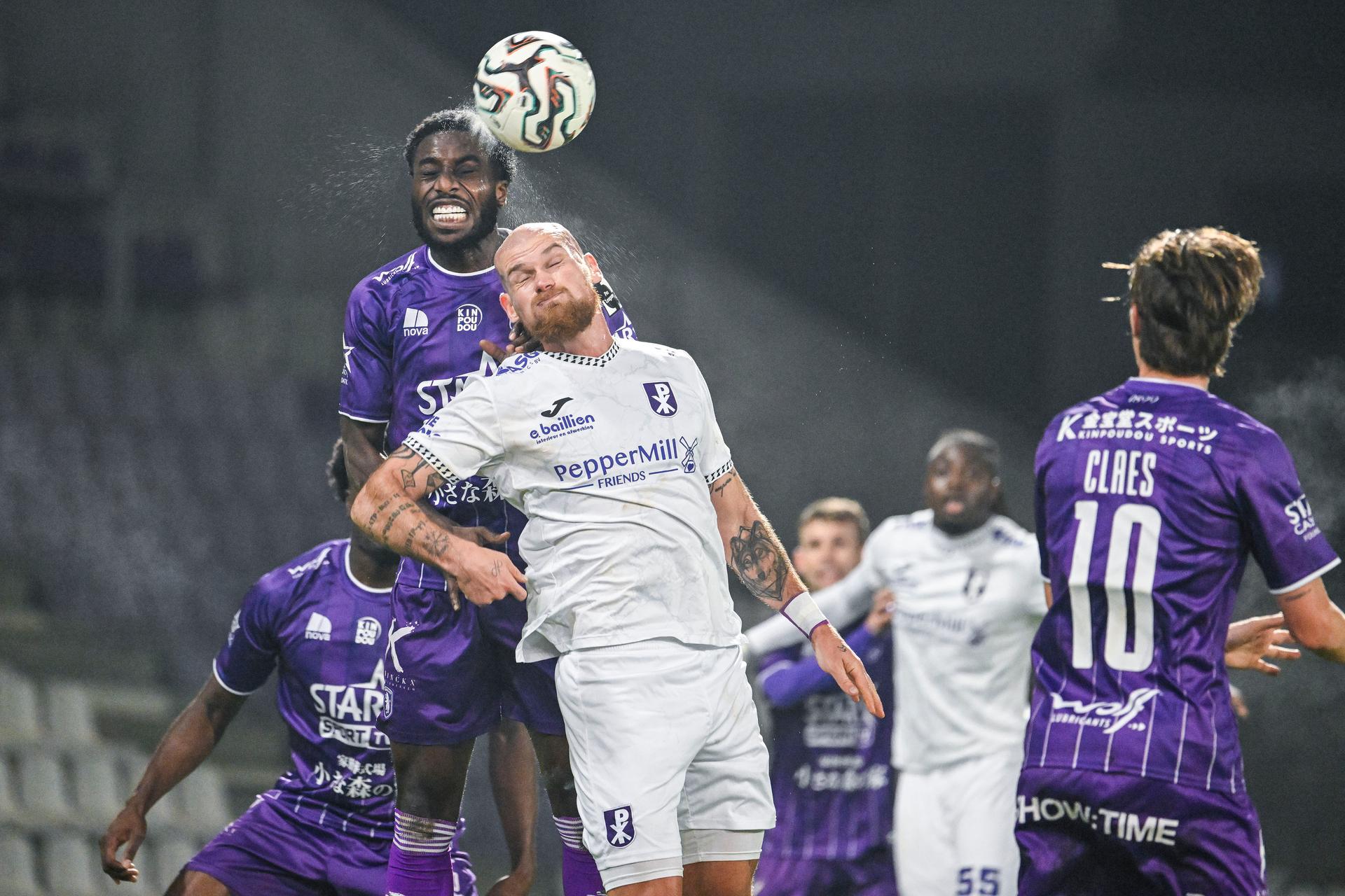 Beerschot's Dennis Gyamfi and Patro Eisden's Denis Prychynenko pictured in action during a soccer game between Beerschot VA and Patro Eisden Maasmechelen, Saturday 13 December 2025 in Antwerp, on day 17 of the 2025-2026 'Challenger Pro League' 1B second division of the Belgian championship. BELGA PHOTO TOM GOYVAERTS