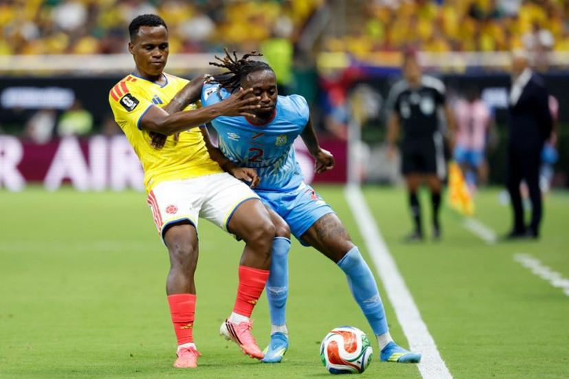 Colombia's midfielder #11 Jhon Arias and Congo DR's defender #02 Aaron Wan-Bissaka fight for the ball during the 2026 World Cup Group K football match between Colombia and Democratic Republic of Congo at the Guadalajara Stadium in Zapopan on June 23, 2026.   Ulises RUIZ / AFP