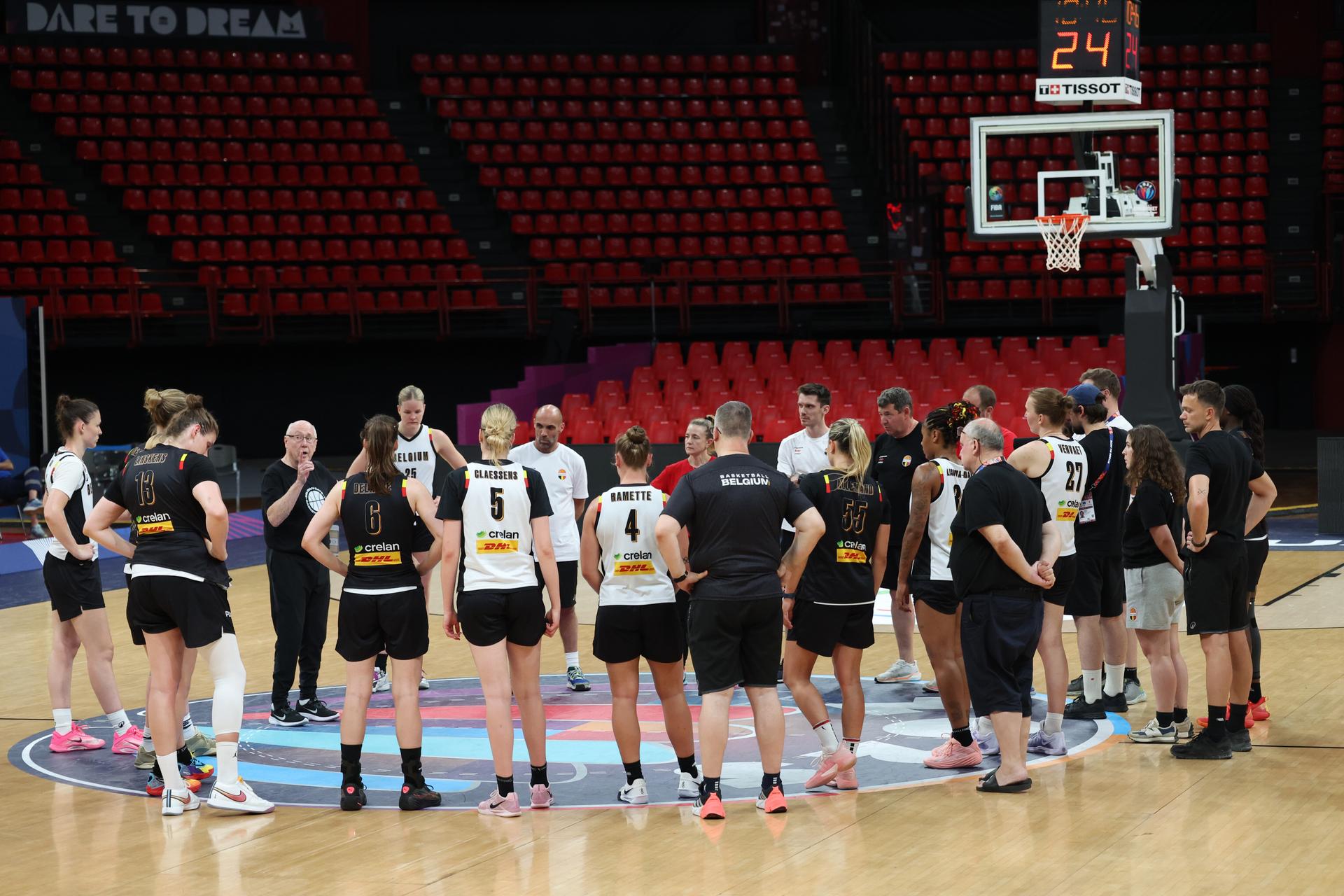 Belgium's head coach Mike Thibault talks to his players during a training session of Belgian national basketball team 'the Belgian Cats' on Friday 27 June 2025 in Piraeus, Greece. The team is preparing for tomorrow's game against Italy, in the semifinals of the FIBA Women's EuroBasket 2025. BELGA PHOTO VIRGINIE LEFOUR