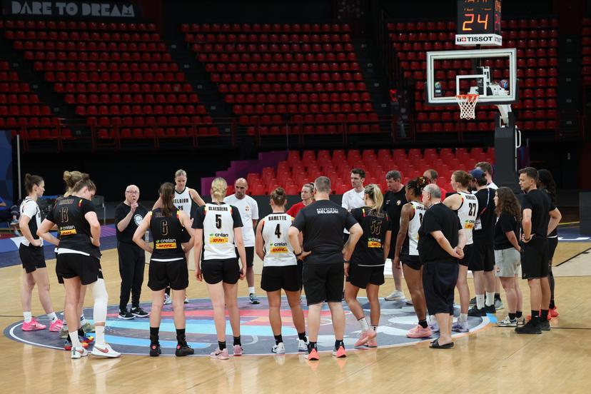 Belgium's head coach Mike Thibault talks to his players during a training session of Belgian national basketball team 'the Belgian Cats' on Friday 27 June 2025 in Piraeus, Greece. The team is preparing for tomorrow's game against Italy, in the semifinals of the FIBA Women's EuroBasket 2025. BELGA PHOTO VIRGINIE LEFOUR