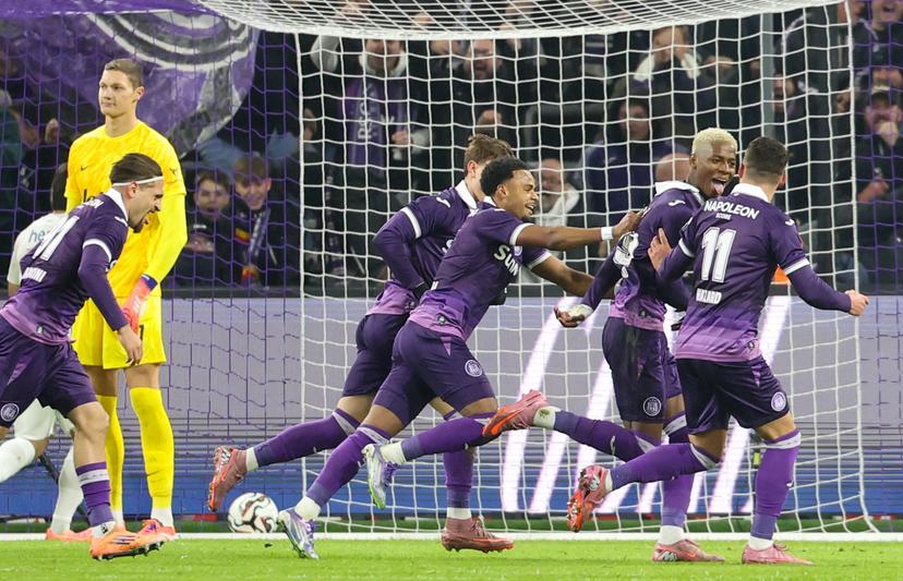 Anderlecht's Nilson Angulo celebrates after scoring during a soccer match between RSC Anderlecht and Royale Union Saint-Gilloise, Sunday 30 November 2025 in Anderlecht, on day 16 of the 2025-2026 'Jupiler Pro League' first division of the Belgian championship. BELGA PHOTO VIRGINIE LEFOUR
