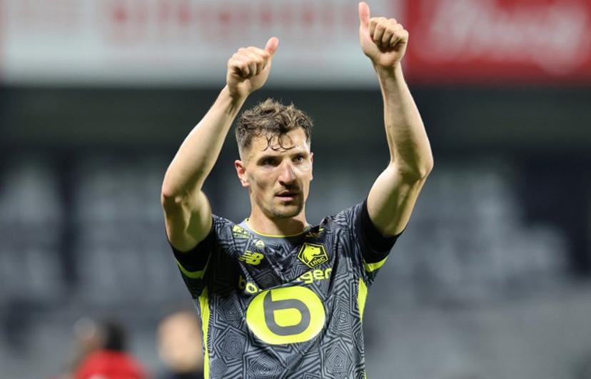 Lille's Belgian defender #12 Thomas Meunier acknowledges Lille's supporters during the French L1 football match between Stade Brestois 29 (Brest) and Lille LOSC at Stade Francis-Le Ble in Brest, western France on May 10, 2025.  Fred TANNEAU / AFP