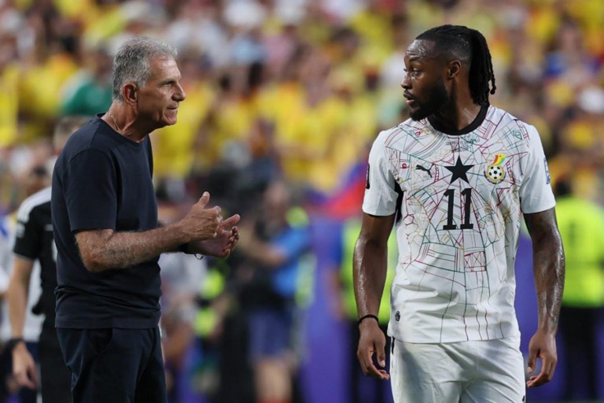 Ghana's Portuguese head coach Carlos Queiroz speaks with Ghana's forward #11 Antoine Semenyo during the 2026 World Cup round of 32 football match between Colombia and Ghana at the Kansas City Stadium in Kansas City on July 3, 2026.   Odd ANDERSEN / AFP