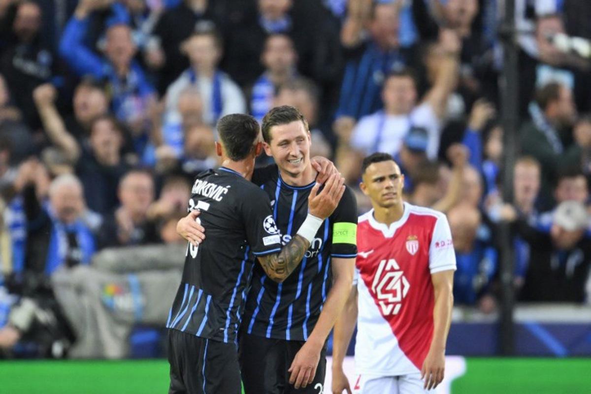 Club Brugge's Belgian midfielder #20 Hans Vanaken celebrates with teammates after scoring his team third goal during the UEFA Champions League first round day 1 football match between Club Brugge and AS Monaco at Jan Breydelstadion stadium, in Bruges, on September 18, 2025.  JOHN THYS / AFP