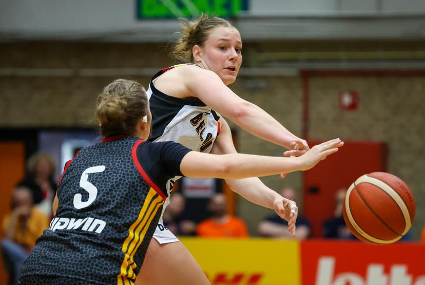 Belgium's Zhen Verburgt and German Lara Langermann fight for the ball during a friendly basket game between Belgium's national team Belgian Cats and Germany, on Friday 05 June 2026 in Vilvoorde. BELGA PHOTO VIRGINIE LEFOUR