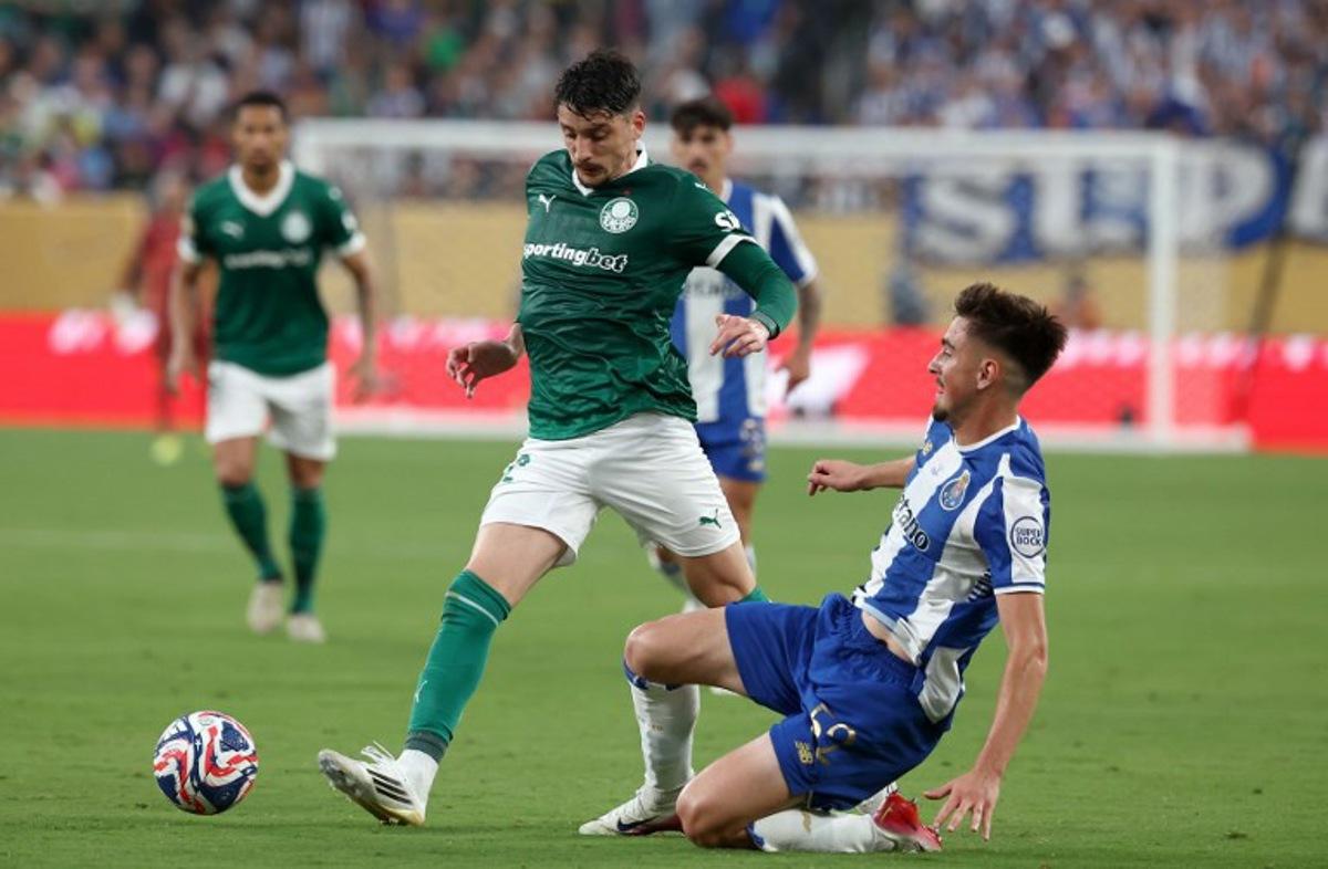 Palmeiras' Uruguayan defender #22 Joaquin Piquerez and FC Porto's Portuguese defender #52 Martim Fernandes fight for the ball during the Club World Cup 2025 Group A football match between Brazil's Palmeiras and Portugal's FC Porto at the MetLife stadium East Rutherford, New Jersey on June 15, 2025.  FRANCK FIFE / AFP