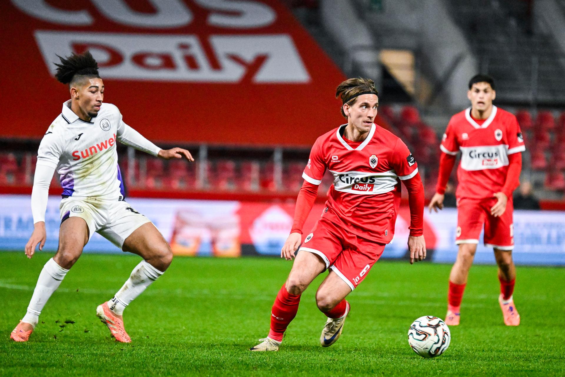 Anderlecht's Nathan Saliba and Antwerp's Dennis Praet pictured in action during a soccer match between Royal Antwerp FC and RSC Anderlecht, Sunday 21 December 2025 in Antwerp, on day 19 of the 2025-2026 'Jupiler Pro League' first division of the Belgian championship. BELGA PHOTO TOM GOYVAERTS