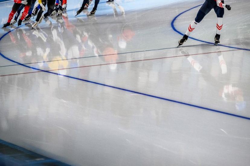Athletes compete in the men's speed skating mass start final during the Beijing 2022 Winter Olympic Games at the National Speed Skating Oval in Beijing on February 19, 2022.  Jeff PACHOUD / AFP